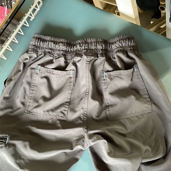 Gray scrub pants like new - Picture 3 of 3